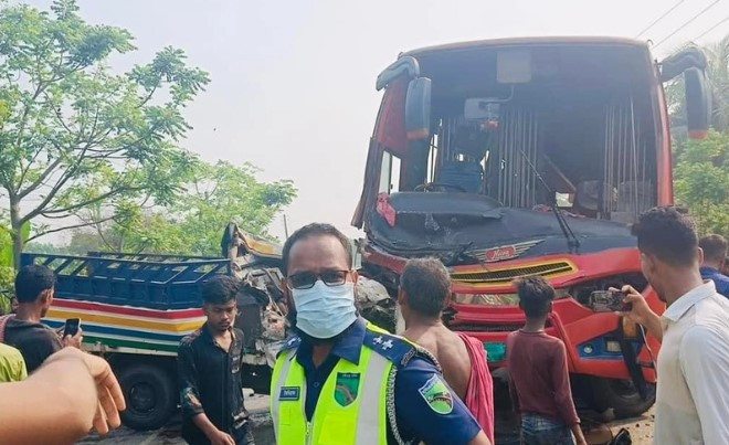 বাস-পিকআপভ্যান সংঘর্ষে নিহতের সংখ্যা বেড়ে ১৪